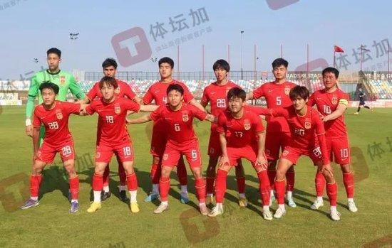 阿森纳1-0埃因霍温第50分钟，埃因霍温后场直塞，佩皮拿球观察一下分球，维特森跟上推射击中球门立柱内侧弹进球门！